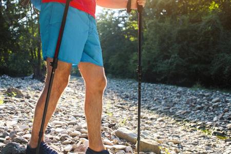 Nordic Walking: Verrufen als Senioren- und Rentner-Aktivität ist die Sportart mit den beiden Stecken. Doch wer es ausprobier...