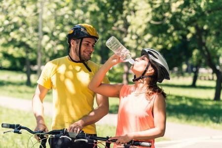 Fahrrad fahren ist der perfekte Sport für Paare. Bei gemeinsamen Ausflügen kann man sich in der Natur so richtig verausgaben...