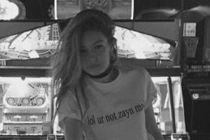 Gigi Hadid trägt Liebeserklärung auf dem T-Shirt