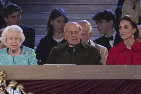 Queen Elizabeth II. (l.) auf der Ehrentribüne - nebst Gemahl Philip und Herzogin Kate