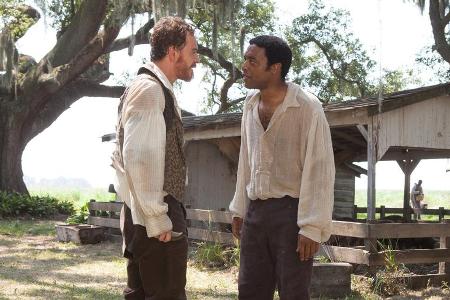 Solomon (Chiwetel Ejiofor, r.) muss sich den Brutalitäten von Edwin Epps (Michael Fassbender, l.) unterwerfen