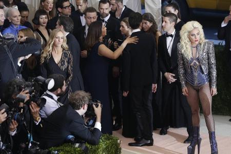 Hochtoupierte Haare, extrem hohe Plateau-Stiefel und dazwischen ein silberner Body mit silberner Jacke: Lady Gaga setzte das...