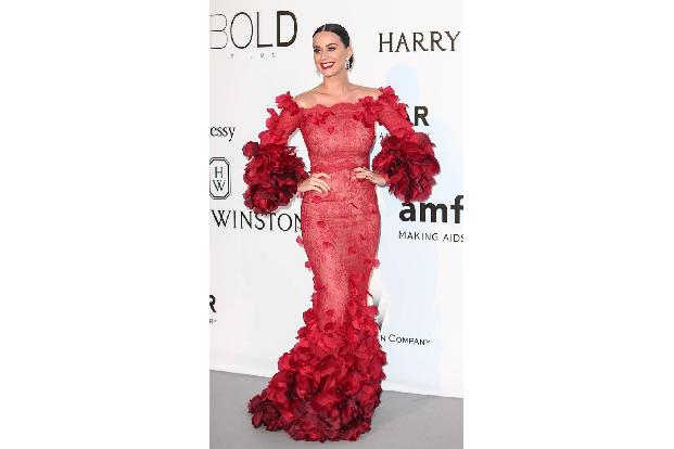 ...sorgte Katy Perry auf jeden Fall mit ihrem Carmen-Gedächtnisoutfit für mehr Aufsehen. Die Spitze des Kleides hatte glückl...