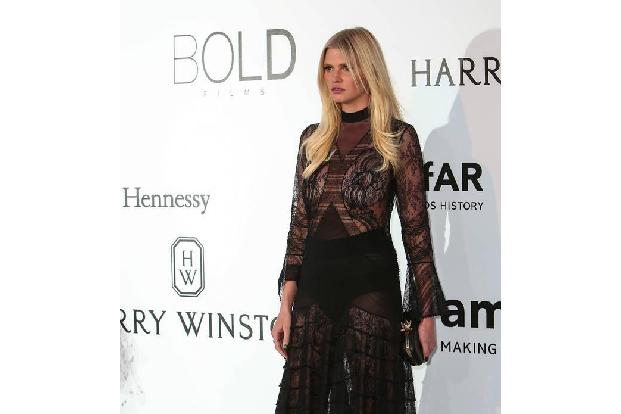 ...das Thema mit der Transparenz und der Haut scheint rund um Cannes einfach kein Ende zu nehmen. Auch dank Lara Stone! Haut...