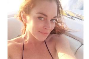 Natürlich und entspannt? Lindsay Lohan postet Selfie im Badeanzug