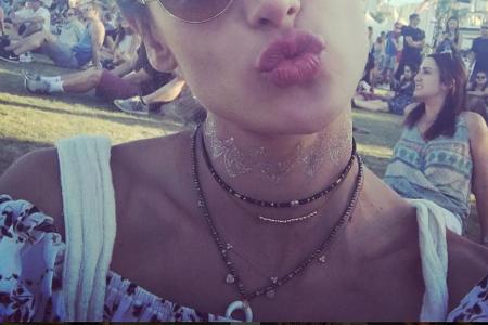 Alessandra Ambrosio kombiniert Horn-Accessoires mit Choker-Ketten
