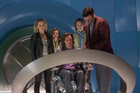 v.l.n.r. Raven/ Mystique (Jennifer Lawrence), Moira MacTaggert (Rose Byrne), Charles/ Professor X (James McAvoy), Alex Summe... v.l.n.r. Raven/ Mystique (Jennifer Lawrence), Moira MacTaggert (Rose Byrne), Charles/ Professor X (James McAvoy), Alex Summe...