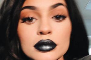 Kylie Jenner bringt dramatische neue Lippenstiftfarbe raus