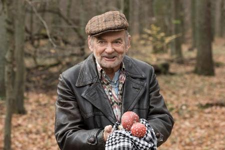 Taxifahrer Herbert Thiel (Claus D. Clausnitzer) macht reiche Beute als er seinen Sohn, Kommissar Thiel, zum Fundort einer Le...