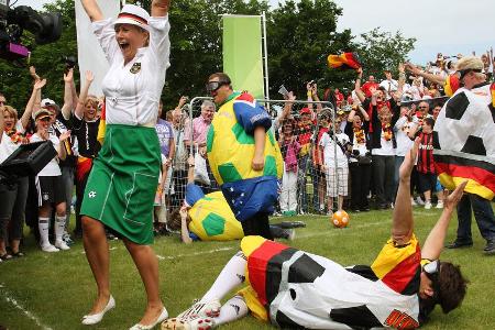 Andrea Kiewel, Elton, Matze Knop und Armin Roßmeier (v.l.n.r.) bei einem sportlichen Wettbewerb