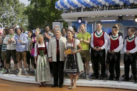 Alle in Tracht: Andrea Kiewel (vorne rechts) mit Marianne und Michael