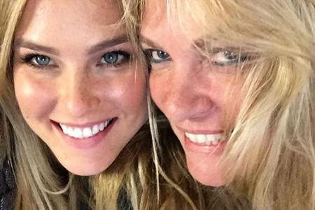 Bar Refaeli (l.) und ihre Mutter grinsen in die Kamera