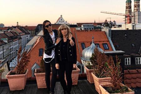 Liliana Nova und ihre Mutter über den Dächern Münchens