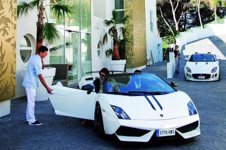 Für den kleinen Landausflug: Lamborghini Cabrio vor der Tür