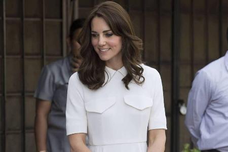Herzogin Kate in einem weißen Traumkleid von Emilia Wickstead Herzogin Kate in einem weißen Traumkleid von Emilia Wickstead