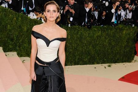 Man sieht es Emma Watsons Outfit nicht an, doch es besteht aus alten Plastikflaschen Man sieht es Emma Watsons Outfit nicht an, doch es besteht aus alten Plastikflaschen
