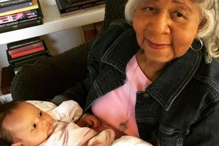 John Legends Großmutter hält ihre Urenkelin im Arm