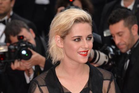 Kristen Stewart ließ sich zur Eröffnung der Filmfestspiele in Cannes im Oma-Look blicken Kristen Stewart ließ sich zur Eröffnung der Filmfestspiele in Cannes im Oma-Look blicken