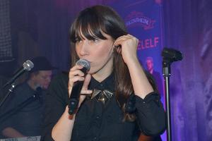 "GZSZ": Der Auftritt der Berliner Band "3viertelelf" im Vereinsheim wird ein voller Erfolg