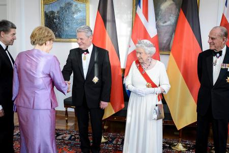 23. bis 26. Juni: Beim fünften offiziellen Deutschlandbesuch traf die Queen (Mitte) in Berlin auf Joachim Sauer, Bundeskanzl...