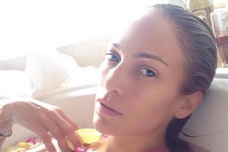 Perfektes Licht, elegante Pose - aber kein Make-up: Jennifer Lopez zeigt, dass sie auch ungeschminkt eine echte Naturschönhe...