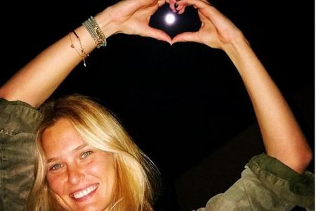 Das israelische Topmodel Bar Refaeli hat keinen Grund, sich hinter einer Schicht Make-up zu verstecken. Ihr sonnengebräuntes...