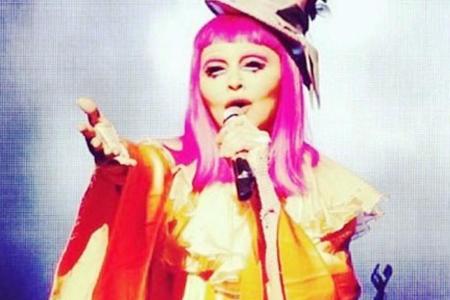 Madonna im Clowns-Kostüm auf der Bühne Madonna im Clowns-Kostüm auf der Bühne