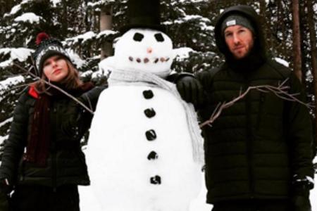 Auch Taylor Swifts Familie, wie hier Bruder Austin (liegend), freut sich über ihre Liebe zu Calvin Harris. Auch Taylor Swifts Familie, wie hier Bruder Austin (liegend), freut sich über ihre Liebe zu Calvin Harris.