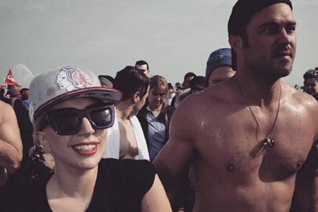 Herrlich erfrischt: Lady Gaga und Taylor Kinney nach ihrem Bad im kalten Lake Michigan Herrlich erfrischt: Lady Gaga und Taylor Kinney nach ihrem Bad im kalten Lake Michigan