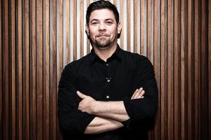 In seiner TV-Show "Kitchen Impossible" tritt Tim Mälzer gegen Sternekoch Tim Raue an