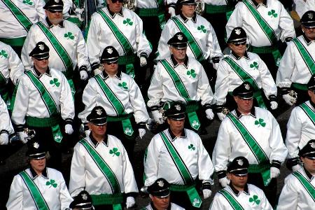 Eine Marching-Band während des großen St.Patrick's-Umzugs