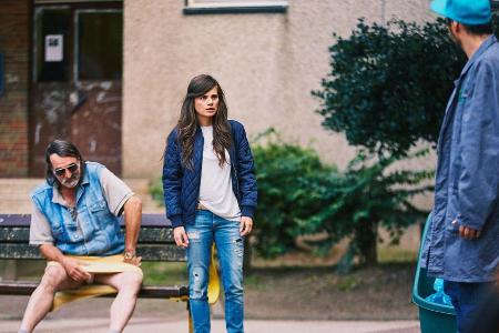 Sol (Eko Fresh), seine Freundin Jessica (Joyce Ilg) und ihr Vater Ronald Meissner (Andreas Hoppe, l.)
