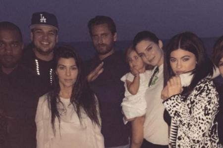 Der Kardashian-Jenner-Clan beim gemeinsamen Feiern Der Kardashian-Jenner-Clan beim gemeinsamen Feiern