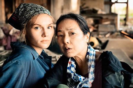 Die beiden Frauen Marie (Rosalie Thomass) und Satomi (Kaori Momoi) nähern sich in 