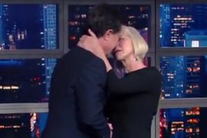 Überraschung: Helen Mirren knutscht Stephen Colbert