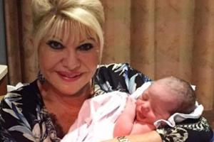 Ivana Trump freut sich sichtlich über ihren neuen Enkel