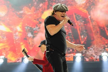 Brian Johnson von AC/DC bei einem Auftritt im Wembley Stadion in London Brian Johnson von AC/DC bei einem Auftritt im Wembley Stadion in London