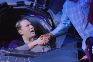 Ben Affleck überrascht Fans im Batmobil