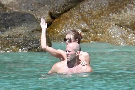 ...Meer vor Phuket. Ja, so sieht ein wirklich glückliches Paar aus! Wir wünschen den angehenden Eheleuten Jason Statham und...