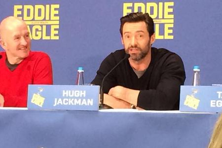 Hugh Jackman (r.) hat Respekt vor Eddie (l.)