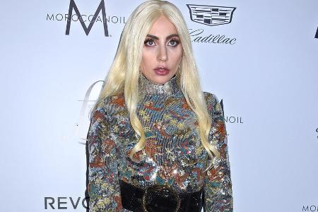 Lady Gaga erschien in einem gewohnt paradiesischen Outfit