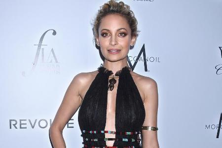 Nicole Richie verzauberte in dieser tief dekolletierten schwarzen Robe