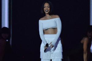 Rihanna lässt Fan auf ihrem Konzert singen