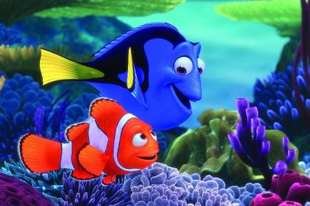 Die blaue Dorie und der orangefarbene Clownfisch Marlin