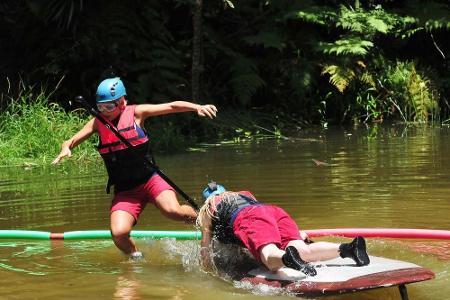 Während Busen-Wunder Sophia vergleichsweise schnell ihre Balance findet, landet TV-Anwältin Fürst immer wieder im Wasser und...