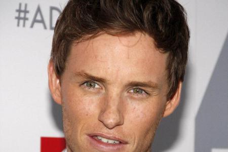 Eddie Redmayne weiß, wie schwer das Leben für junge, angehende Schauspieler sein kann. Deshalb zeigt er sich gern von seiner... Eddie Redmayne weiß, wie schwer das Leben für junge, angehende Schauspieler sein kann. Deshalb zeigt er sich gern von seiner...