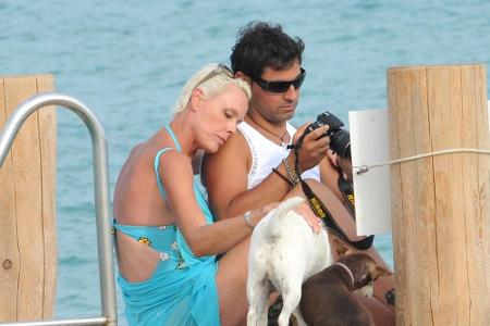 Brigitte Nielsen genießt mit Ehemann Mattia Dessi und ihren Hunden einen Urlaub in Saint-Tropez