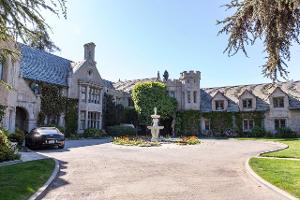 Hugh Hefners Playboy-Villa steht zum Verkauf