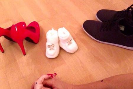 Daniela Katzenberger und Lucas Cordalis haben ihr Ungeborenes bereits mit Schuhen eingekleidet