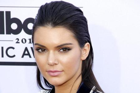 Kendall Jenner macht da weiter, wo sie 2015 aufgehört hat und startet 2016 mit einer großen Werbekampagne Kendall Jenner macht da weiter, wo sie 2015 aufgehört hat und startet 2016 mit einer großen Werbekampagne